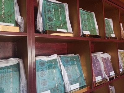 乌审旗这座蒙古文图书博物馆 藏书已达六万多册